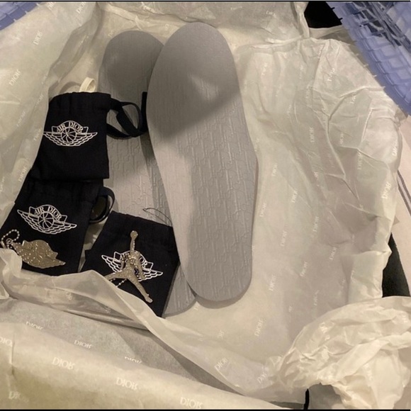 Air Dior - Picture 1 of 3